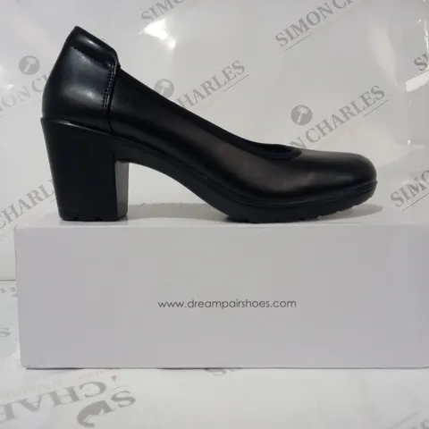 BOXED PAIR OF DREAM PAIRS CLOSED TOE BLOCK HEEL SLIP-ON SHOES IN BLACK UK SIZE 5