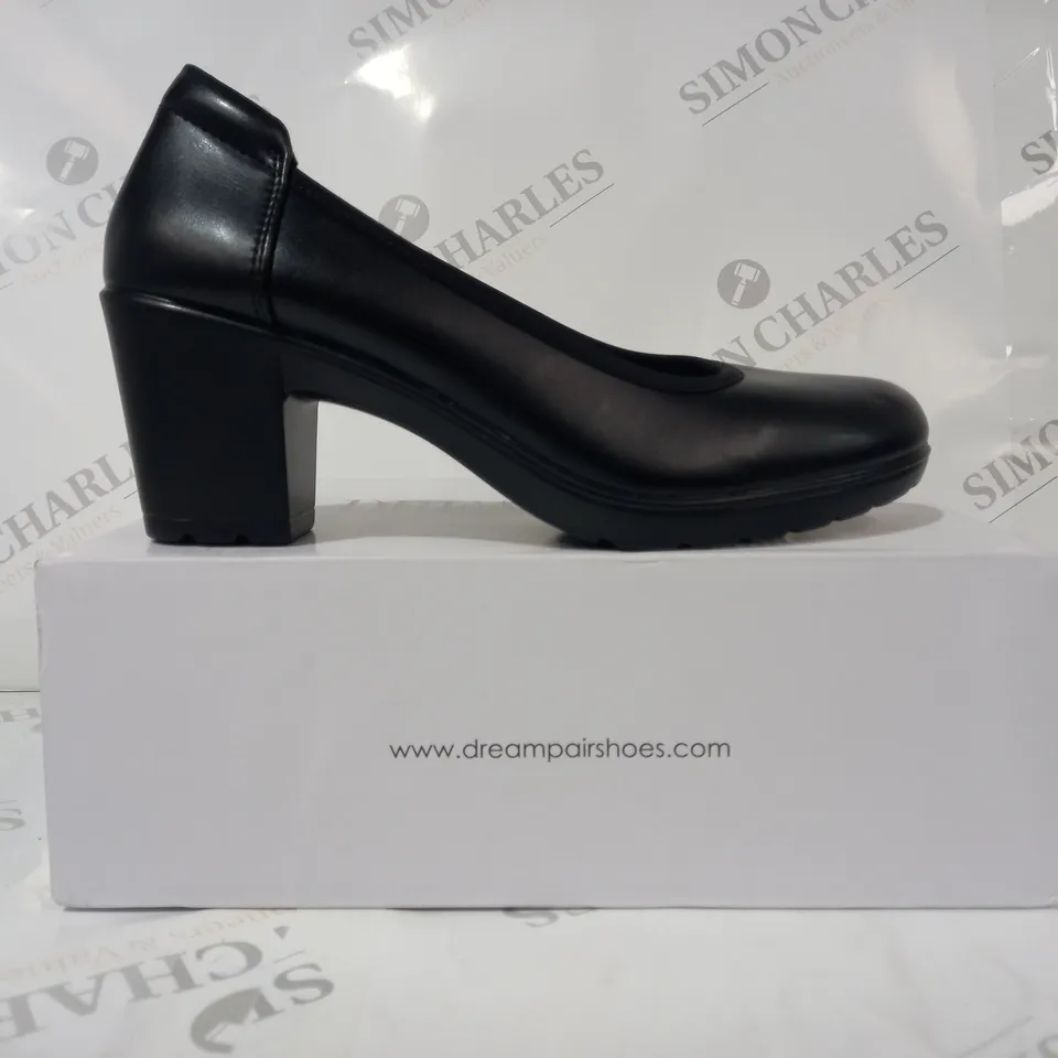 BOXED PAIR OF DREAM PAIRS CLOSED TOE BLOCK HEEL SLIP-ON SHOES IN BLACK UK SIZE 5