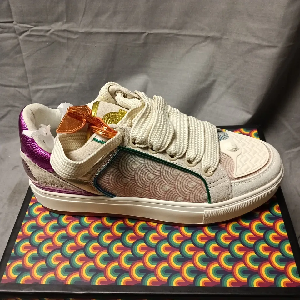 KURT GEIGER LONDON CREAM/WHITE FASHION SNEAKERS WITH MULTICOLOUR ACCENTS SIZE 42 BOXED