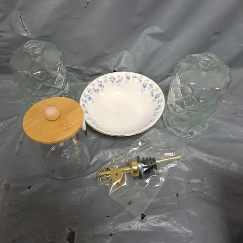 APPROXIMATELY 10 ASSORTED HOUSEHOLD ITEMS TO INCLUDE BOWLS, CONTAINERS, PLATES ETC 