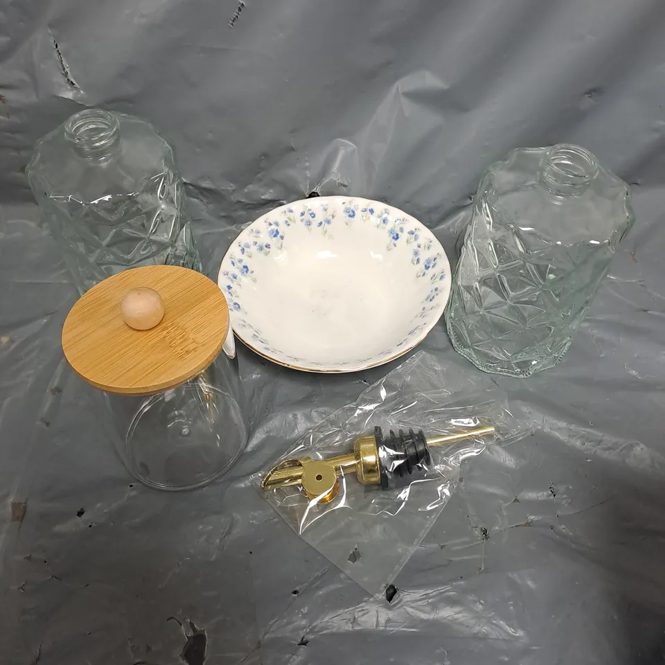 APPROXIMATELY 10 ASSORTED HOUSEHOLD ITEMS TO INCLUDE BOWLS, CONTAINERS, PLATES ETC 
