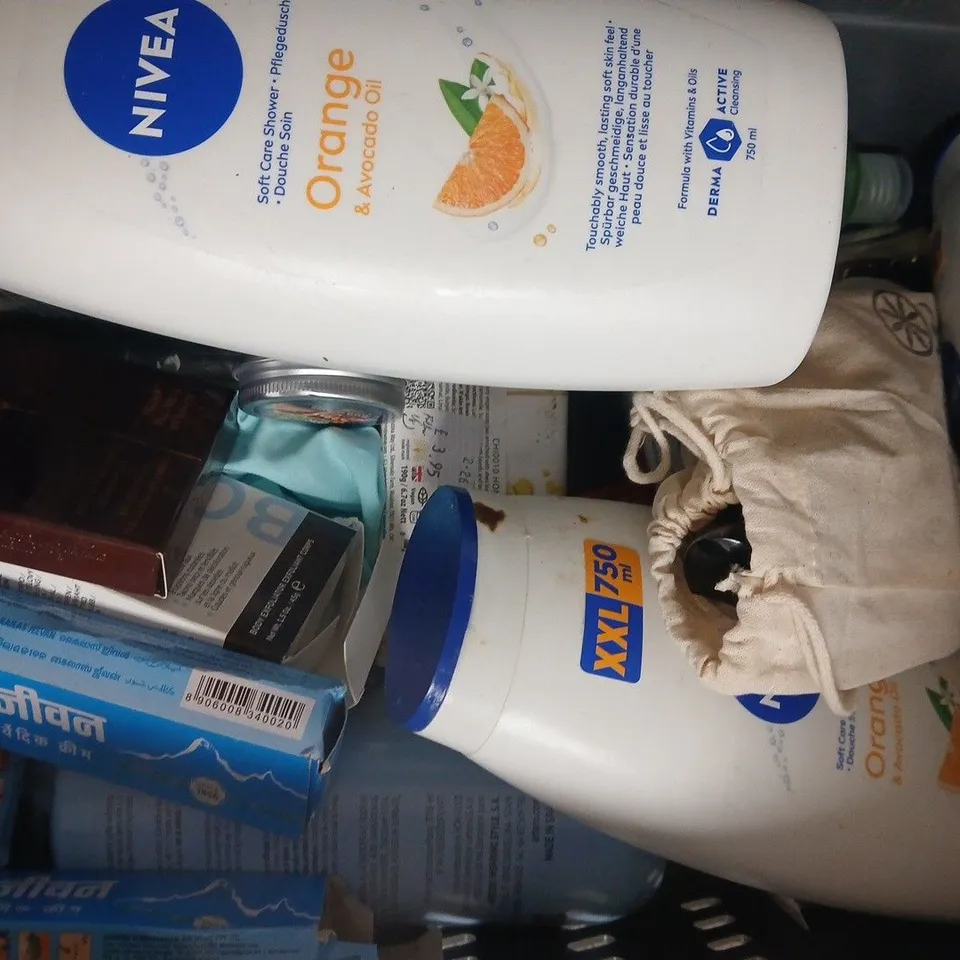 APPROXIMATELY 15 ASSORTED COSMETIC ITEMS INCLUDING VARIOUS MAKES AND BRANDS - COLLECTION ONLY