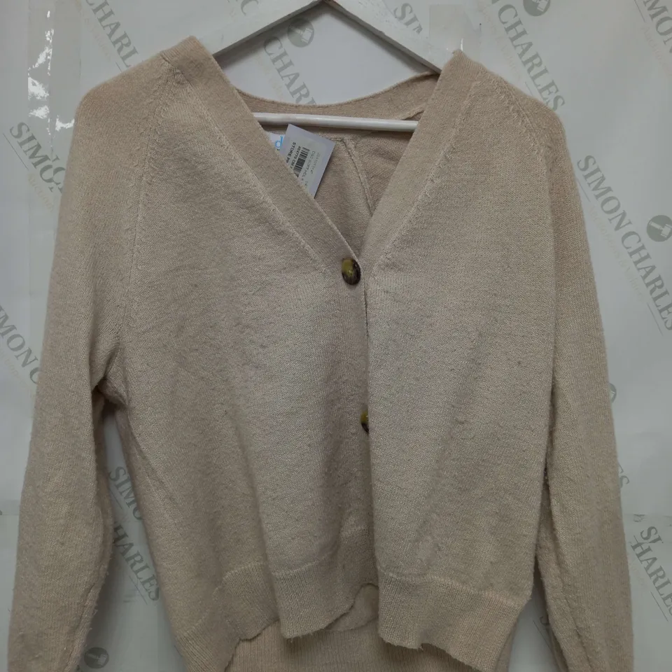 APPROXIMATELY 15 ASSORTED CLOTHING PRODUCTS IN VARIOUS STYLES & SIZES TO INCLUDE CARDIGANS, JUMPERS, VESTS ETC 