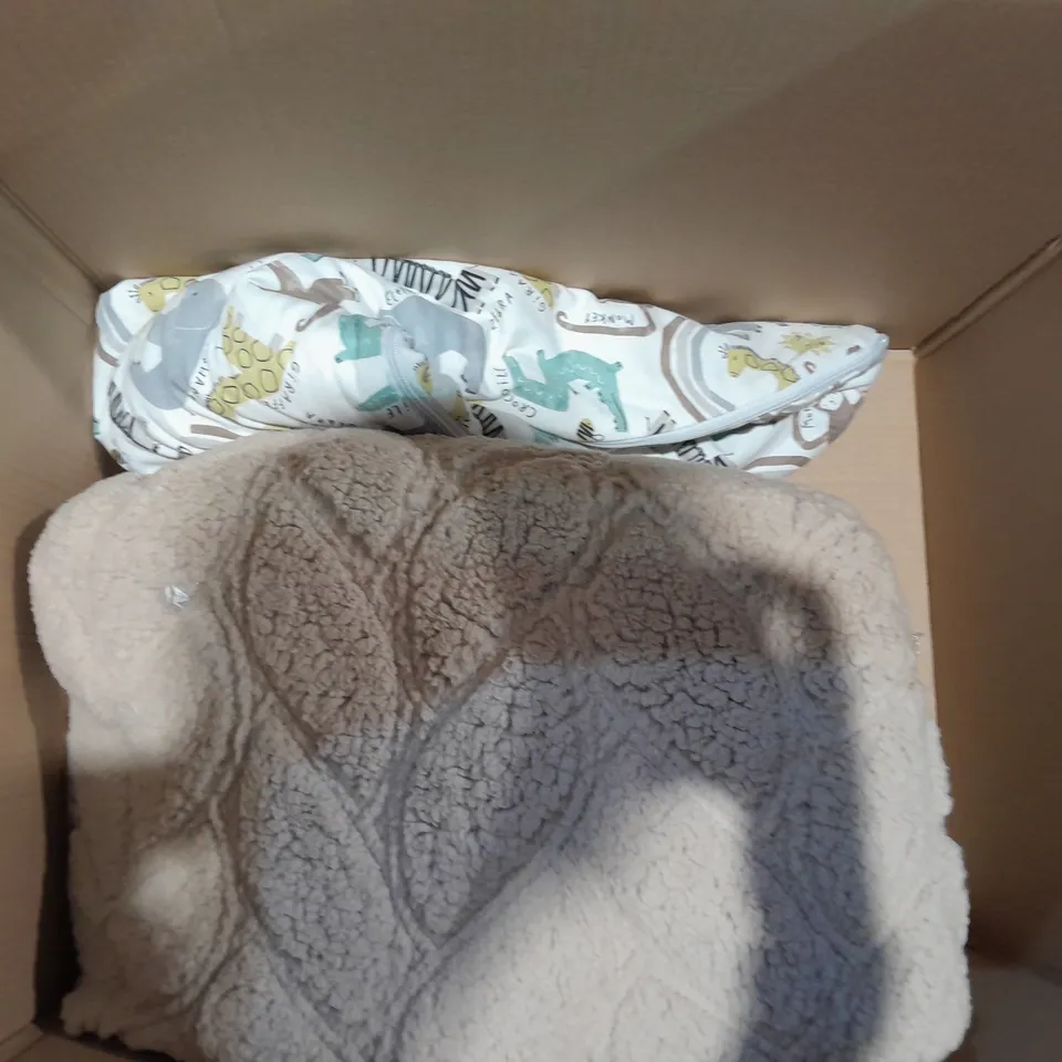 BOX OF APPROXIMATELY 10 ASSORTED BEDDING AND SOFT FURNISHING ITEMS TO INCLUDE - THROW PILLOW - BEDDING SET - FITTED SHEET ETC. 