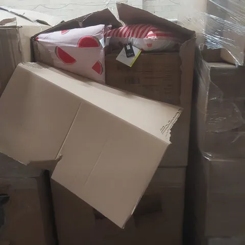PALLET CONTAINING A LARGE QUANTITY OF ASSORTED OUTDOOR CUSHIONS