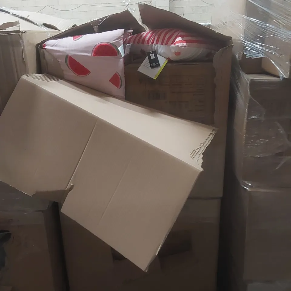PALLET CONTAINING A LARGE QUANTITY OF ASSORTED OUTDOOR CUSHIONS
