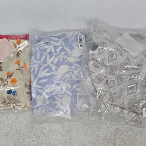 BOX OF APPROXIMATELY 10 ASSORTED HOUSEHOLD ITEMS TO INCLUDE CLOTHING IN VARIOUS STYLES AND SIZES, ETC