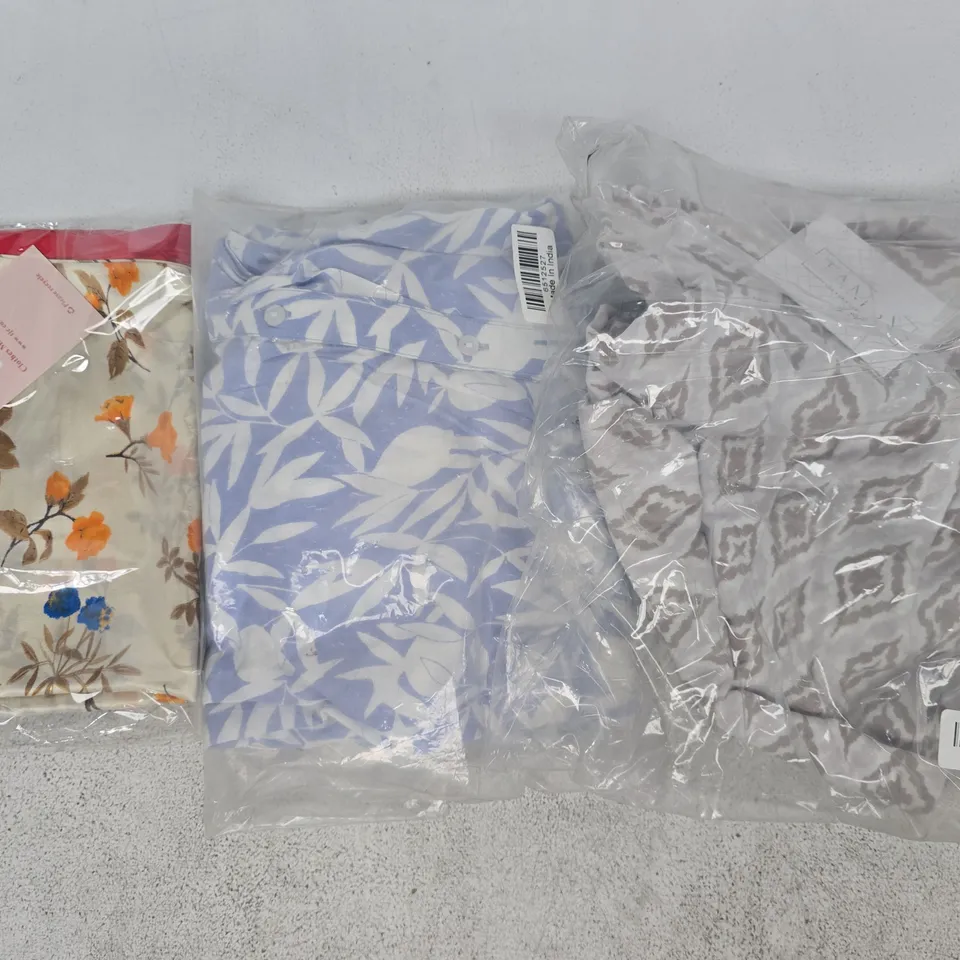 BOX OF APPROXIMATELY 10 ASSORTED HOUSEHOLD ITEMS TO INCLUDE CLOTHING IN VARIOUS STYLES AND SIZES, ETC