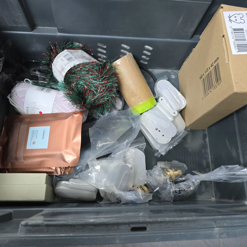 ASSORTED HOUSEHOLD ITEMS BUNDLE INCL. STOMPTRAP 3X MINI TRAPS AND HOYHOY PEST TRAPS