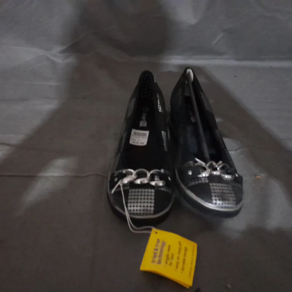 APPROXIMATELY 10 PAIRS OF SMARTFIT KIDS FLAT SLIP ON SHOES IN VARIOUS SIZES TO INCLUDE SIZE 4.5