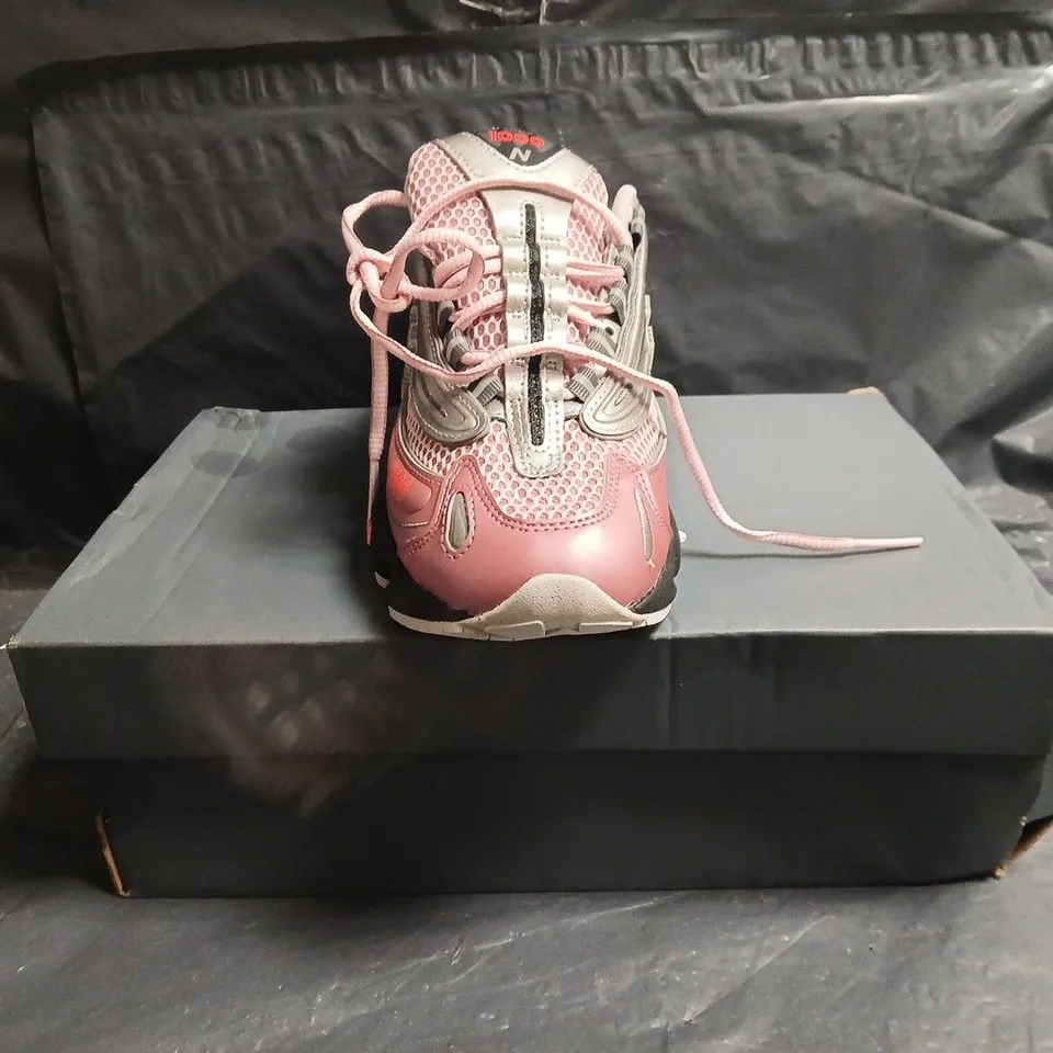 BOXED PAIR OF NEW BALANCE 1000 TRAINERS IN PINK/SILVER SIZE UK 4.5