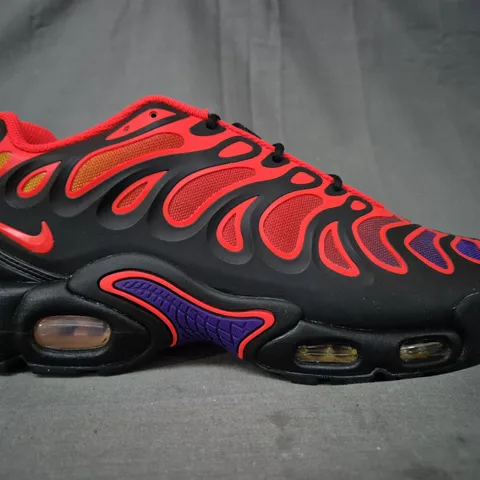 BOXED PAIR OF NIKE AIR MAX PLUS DRIFT SHOES IN BLACK/BRIGHT CRIMSON UK SIZE 9