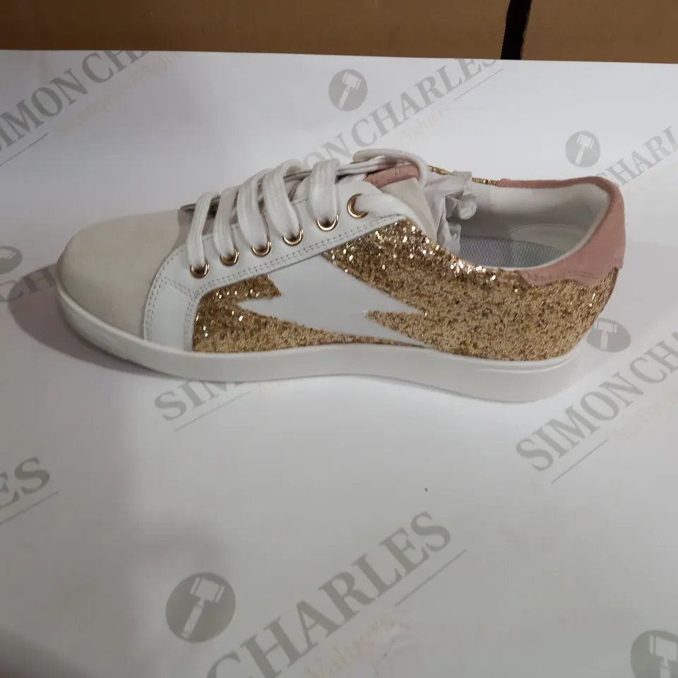 DUNE WHIT ,GOLD AND PI TRAINERS SIZE 5 