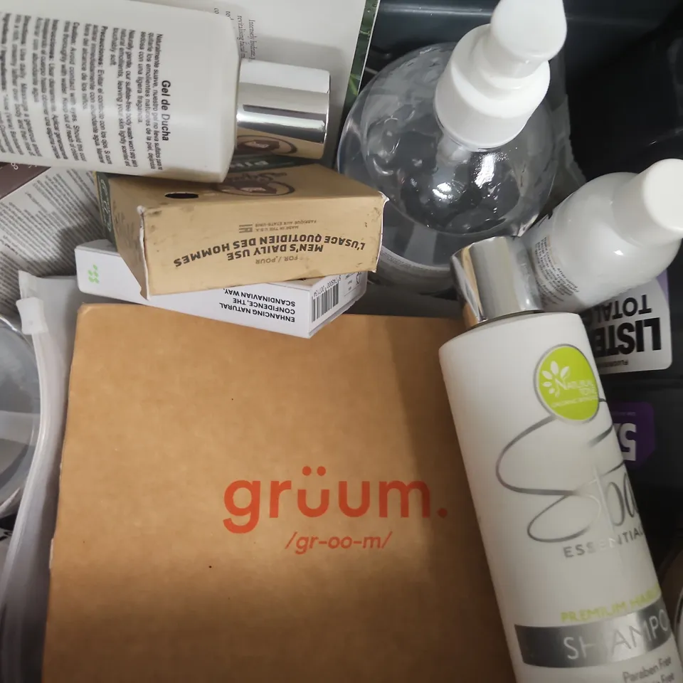 APPROXIMATELY 10 ASSORTED COSMETIC ITEMS TO INCLUDE OUTER DARK, SMOOVI, ETC - COLLECTION ONLY