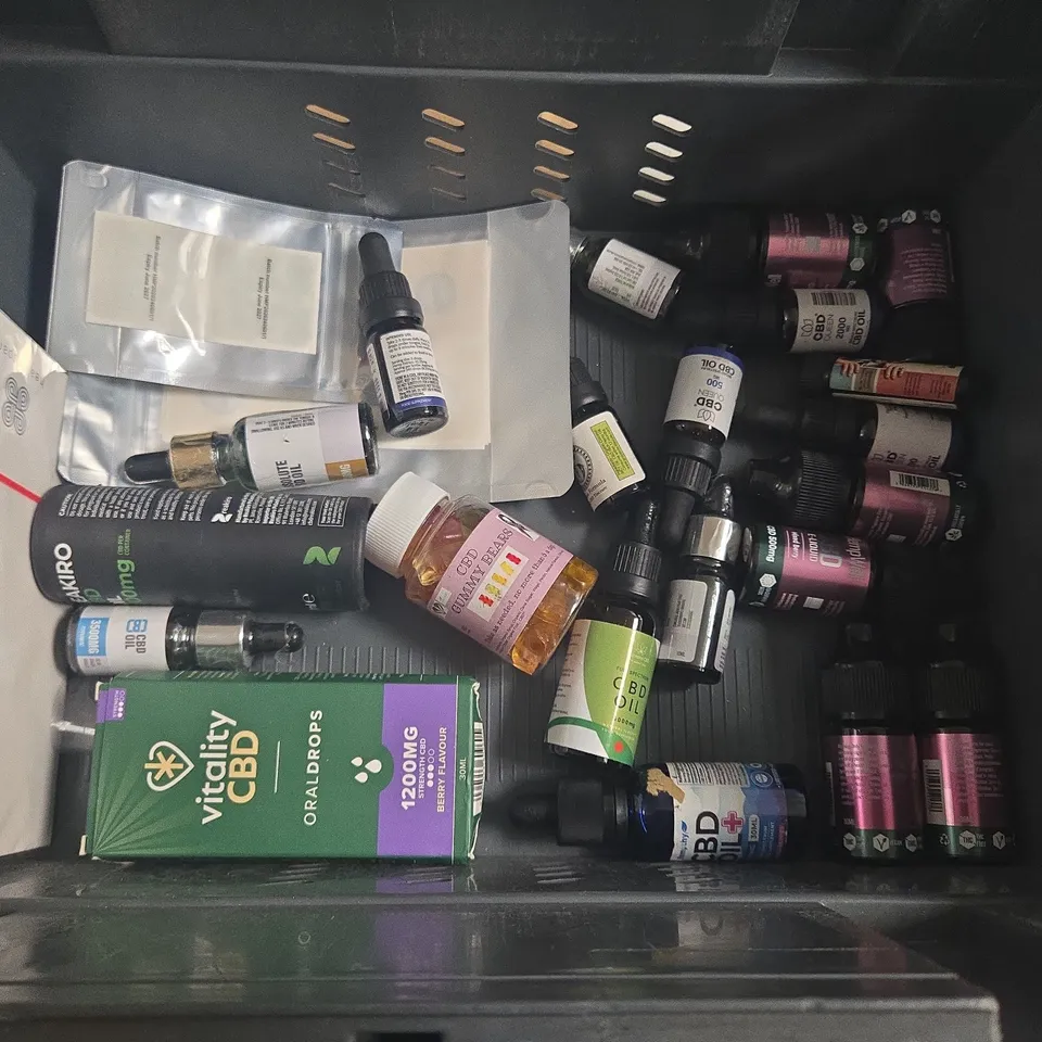 LOT OF APPROXIMATELY 30 ASSORTED CBD SUPPLEMENT ITEMS TO INCLUDE CAPSULES, OILS AND PATCHES
