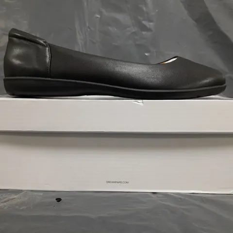 BOXED PAIR OF DREAM PAIRS SLIP-ON SHOES IN BLACK SIZE UK 8