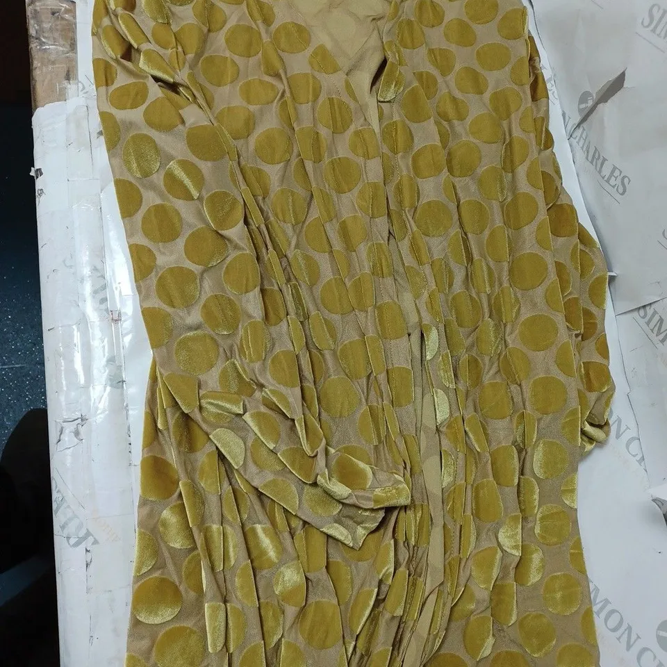 APPROXIMATELY 10 CLOTHING INCLUDING: WIDE LEG TROUSERS, SLEEVELESS BLOUSES, VELVET SHIRTS (ALL OF DIFFERENT SIZES)