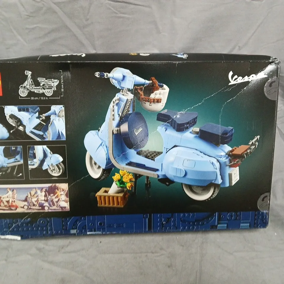BOXED LEGO VESPA 125 SCOOTER MODEL (SET 10298) RRP £79.99