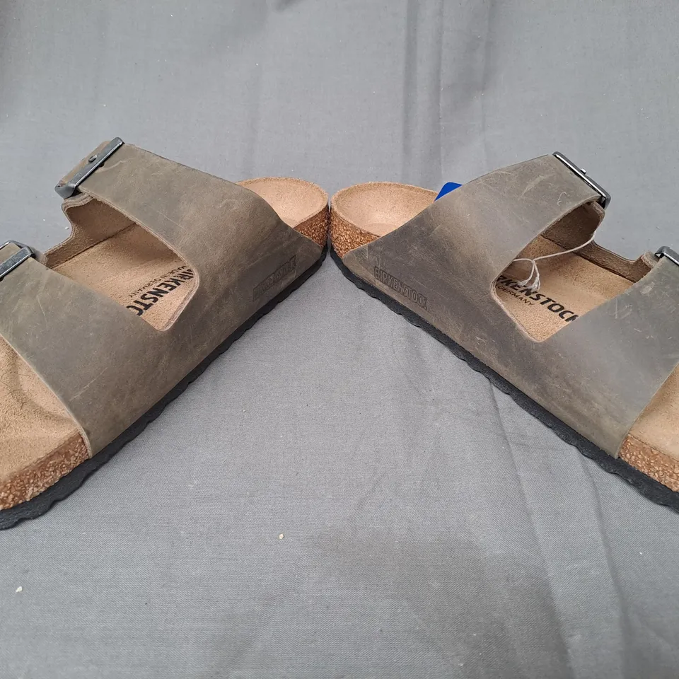 BOXED PAIR OF BIRKENSTOCK ARIZONA BS OPEN TOE SANDALS IN FADED KHAKI EU SIZE 39