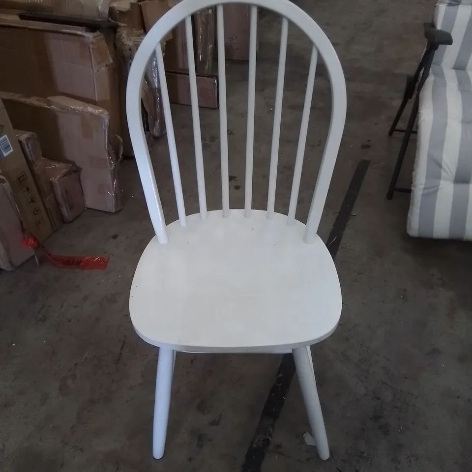SPINDLE BACK DINING CHAIR IN WHITE