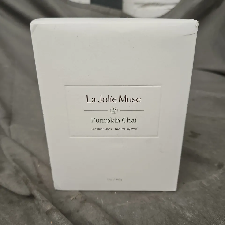 LA JOLIE MUSE PUMPKIN CHAI SCENTED CANDLE 