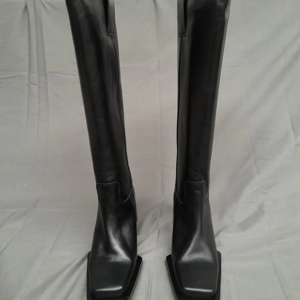 BOXED PAIR OF TOPSHOP KNEE HIGH BLOCK HEEL BOOTS IN BLACK SIZE 39
