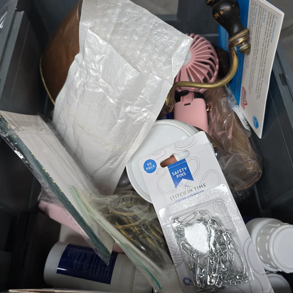 BOX OF ASSORTED ITEMS TO INCLUDE - BRASS KETTLE - DRAIN GEL - BRICK FILLER 