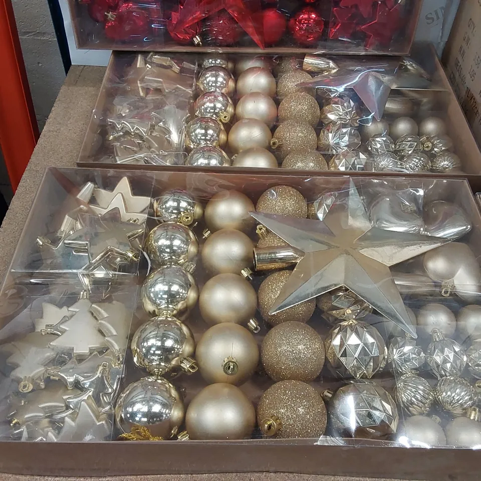 LOT OF APPROXIMATELY 8X 60PCS BRAND NEW BAUBLES SETS, 3X 6PCS BRAND NEW WINNIE THE POOH BAUBLES (3 ITEMS)