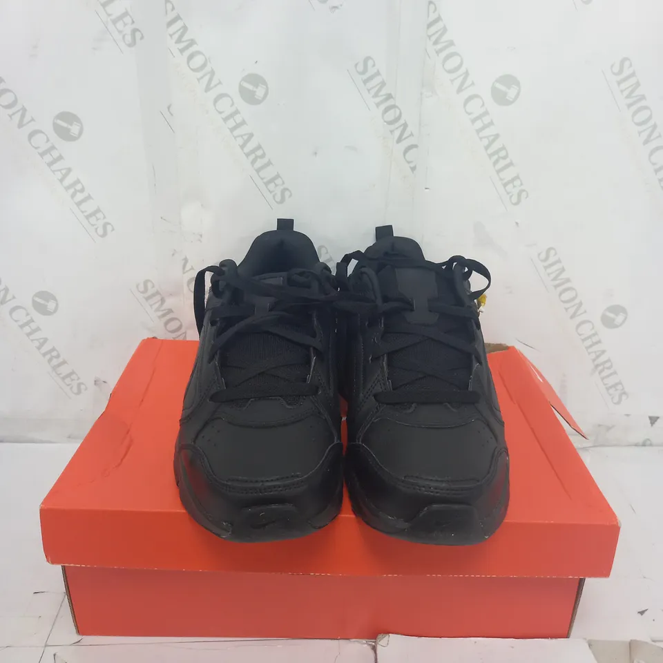BOXED NIKE MEN'S DEFY ALL DAY TRAINING SHOE SIZE 9.5 