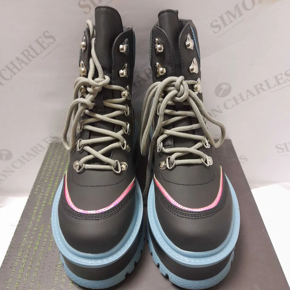 KOI SPECTRE FLASH BLACK/TURQUOISE MATRIX BOOTS - SIZE 3