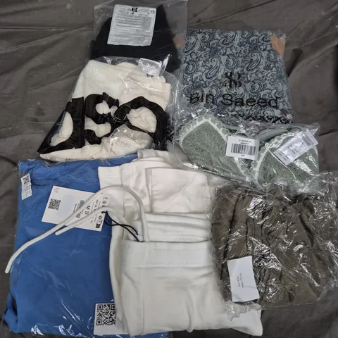 APPROXIMATELY 40 ASSORTED CLOTHING ITEMS IN VARIOUS SIZES, STYLES & COLOURS TO INCLUDE TOPS, TROUSERS, SWEATERS, ETC - COLLECTION ONLY