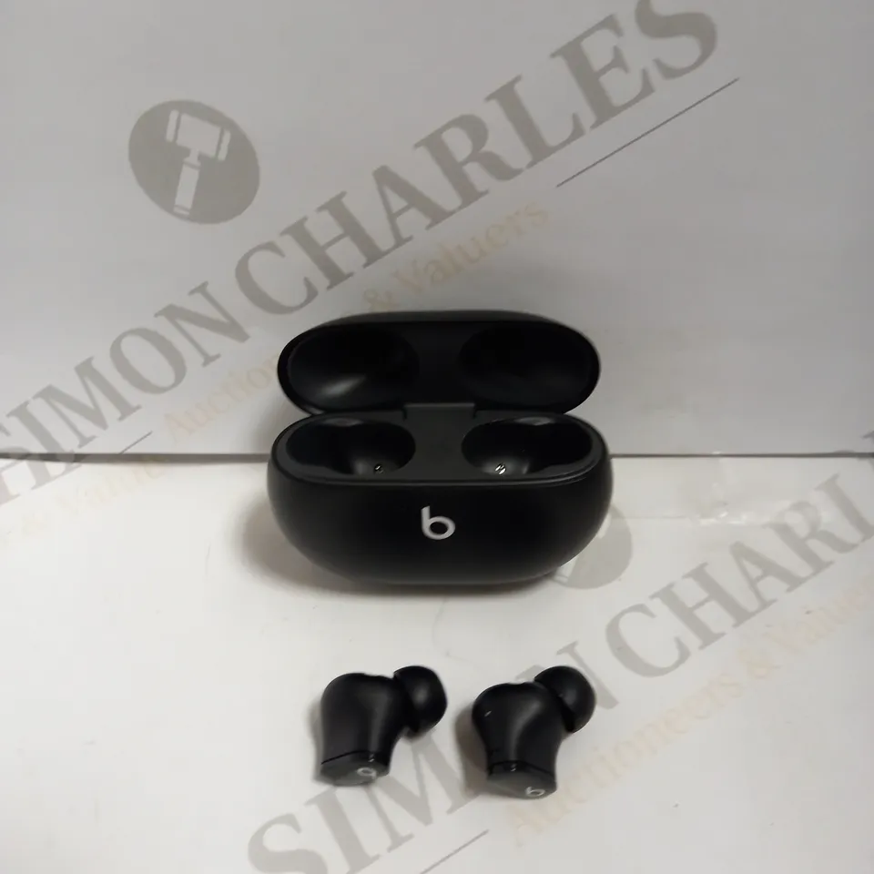LOT TO CONTAIN A SET OF BEAT EARPHONES IN CASE (NO WIRES PRESENT) 