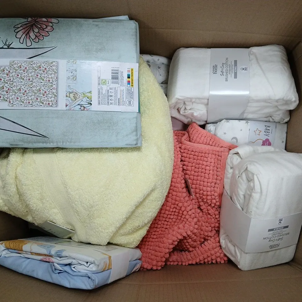 APPROXIMATELY 15 ASSORTED ITEMS TO INCLUDE BEDDING, TOWEL, ETC - COLLECTION ONLY
