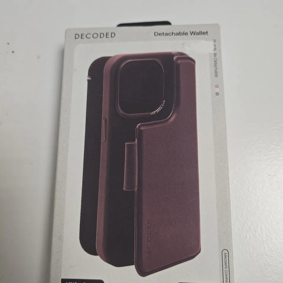 BOX OF APPROXIMATELY 30 ASSORTED PHONE CASES INCLUDING SAMSUNG GALAXY S20+, DECODED IPHONE 14 MAX IN BLACK AND CHOCOLATE BROWN
