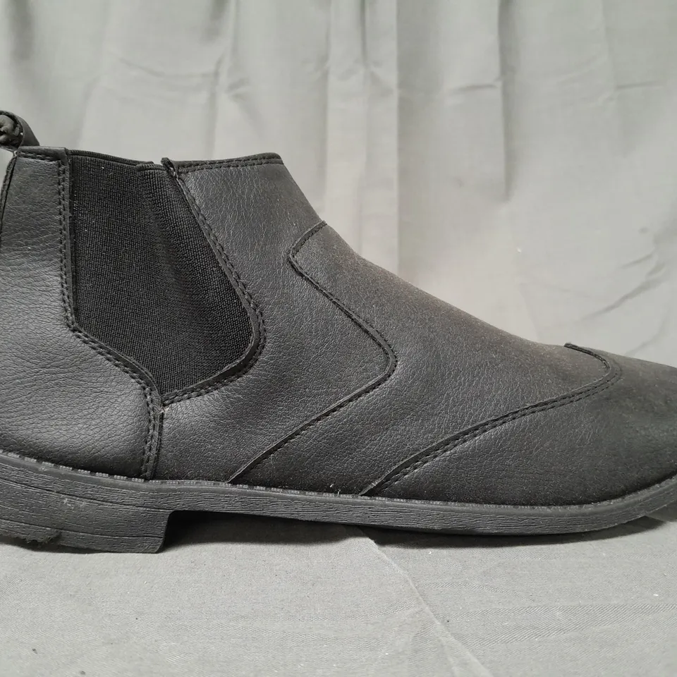 BOX OF APPROXIMATELY 10 PAIRS OF DESIGNER SHOES IN BLACK - VARIOUS SIZES