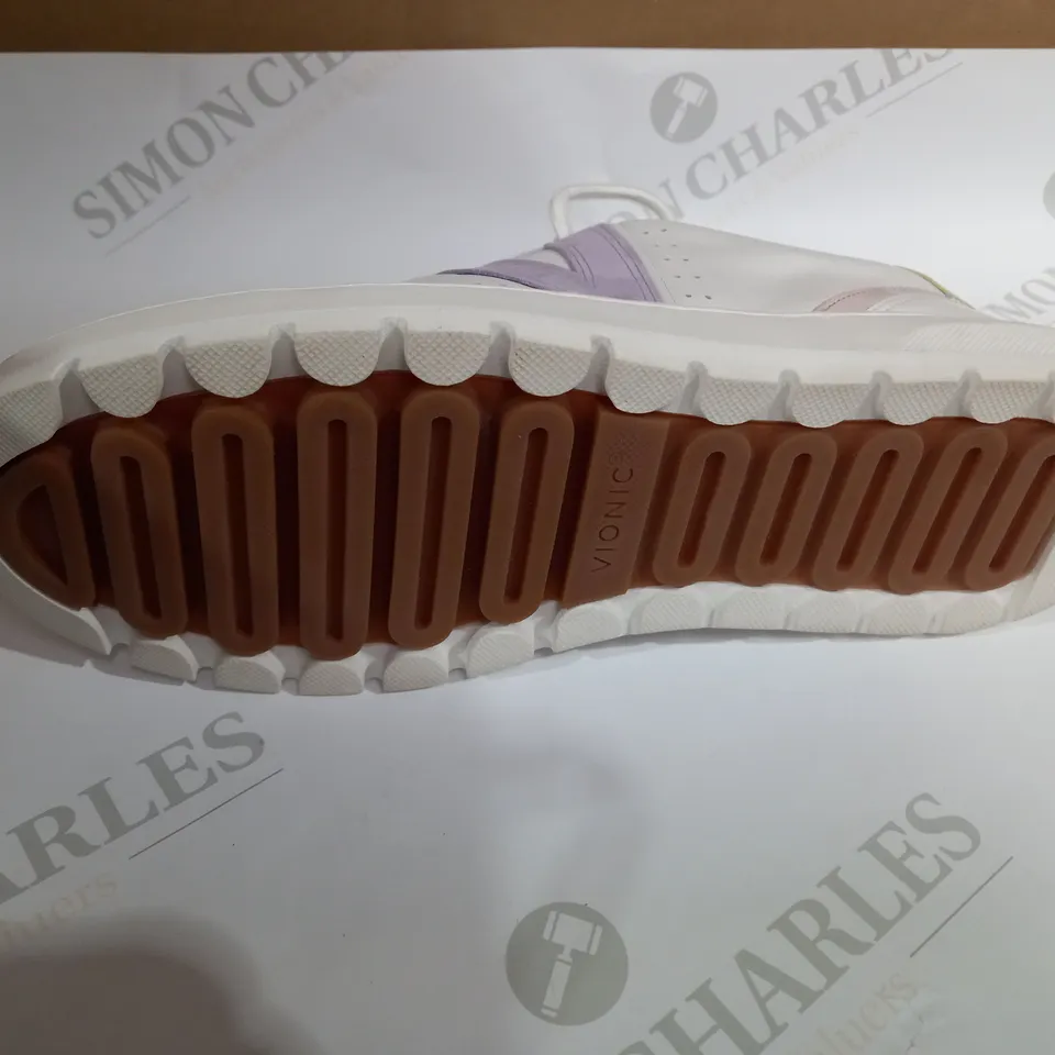 VIONIC WHITE SHOES SIZE 8  