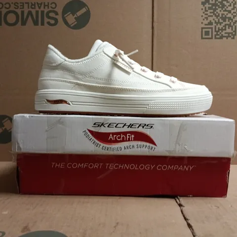 BOXED PAIR OF SKECHERS TRAINERS IN WHITE SIZE UK 5