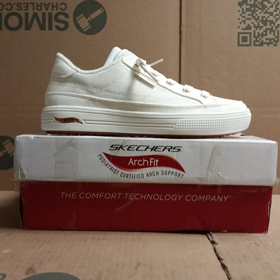 BOXED PAIR OF SKECHERS TRAINERS IN WHITE SIZE UK 5