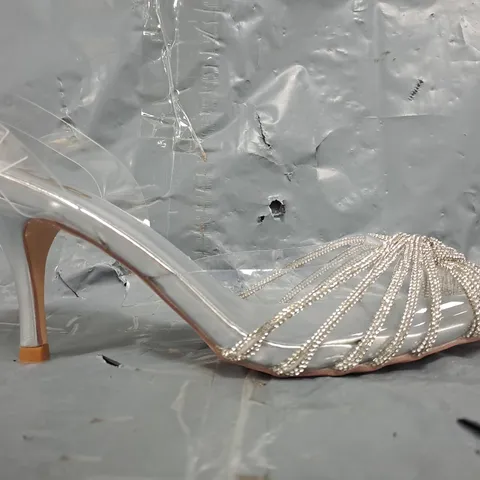 BOXED PAIR OF DP POINTED TOE STILETTO HEELS IN CLEAR/SILVER W. DIAMANTE EFFECT SIZE 6