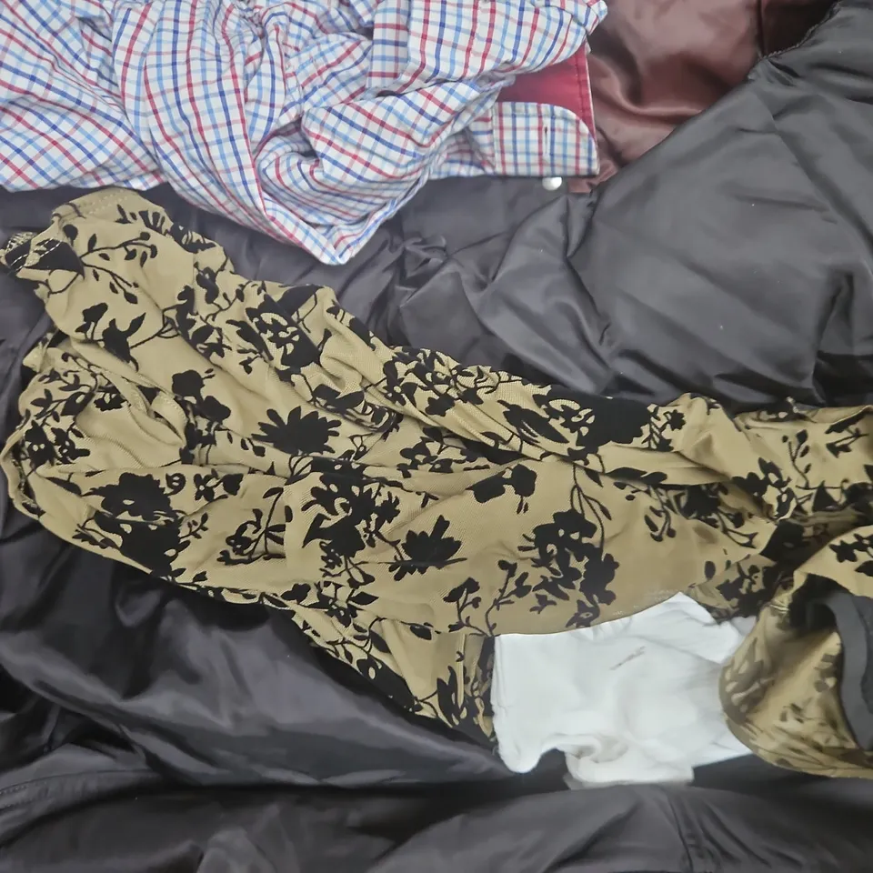 APPROXIMATELY 20 ASSORTED CLOTHING AND FASHION PRODUCTS IN VARIOUS STYLES AND SIZES - COLLECTION ONLY