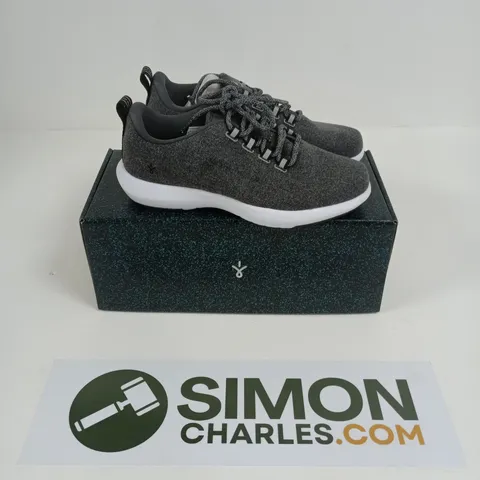 BOXED PAIR OF EMU AUSTRALIA BARKLY 2.0 TRAINERS IN DARK GREY - UK 6