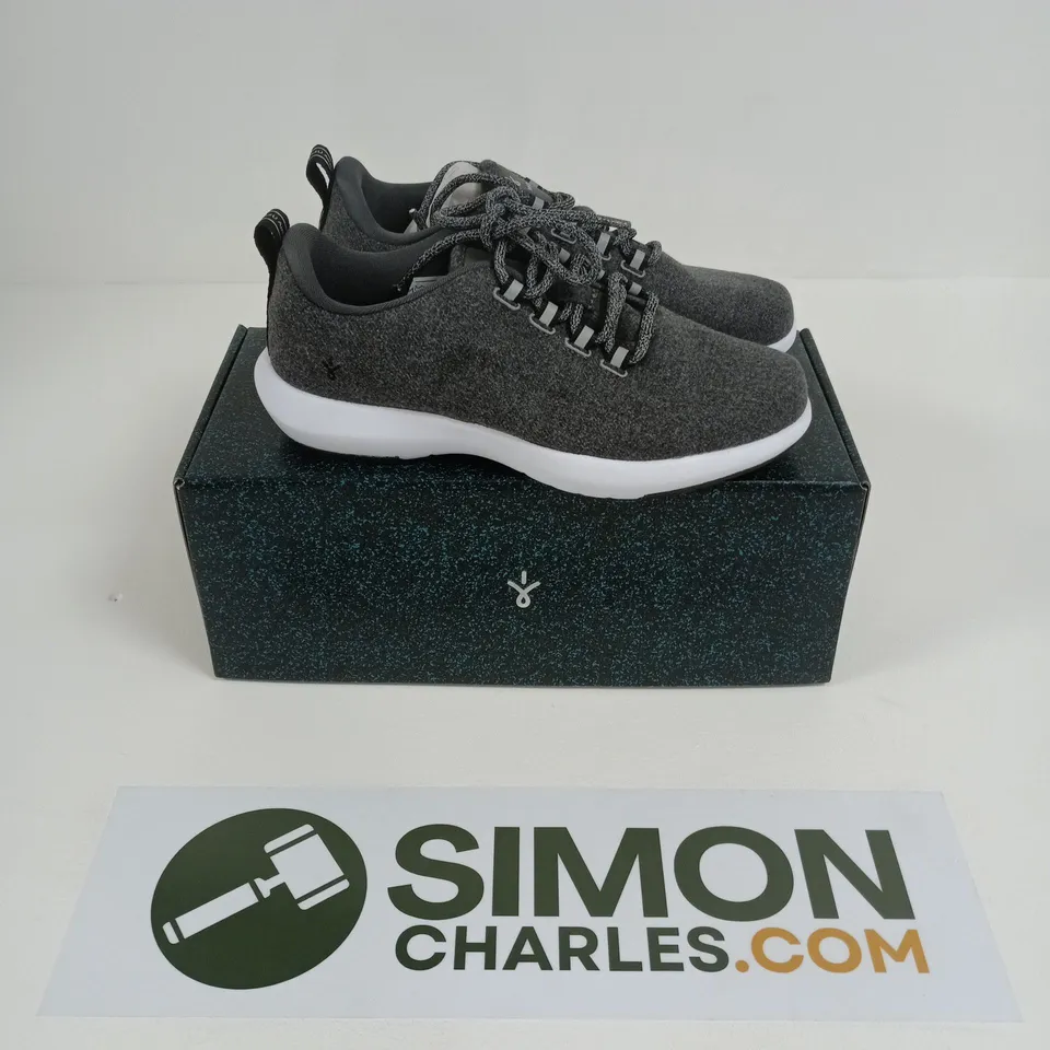 BOXED PAIR OF EMU AUSTRALIA BARKLY 2.0 TRAINERS IN DARK GREY - UK 6