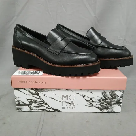 BOXED PAIR OF MODA IN PELLE CHUNKY SOLE WEDGE LOAFERS IN BLACK SIZE UK 7