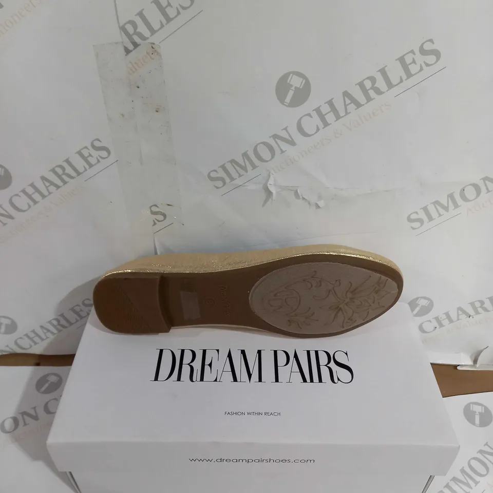 BOXED PAIR OF DREAM PAIRS SIZE 8 SOLE-HAPPY GOLD SLIPPER 