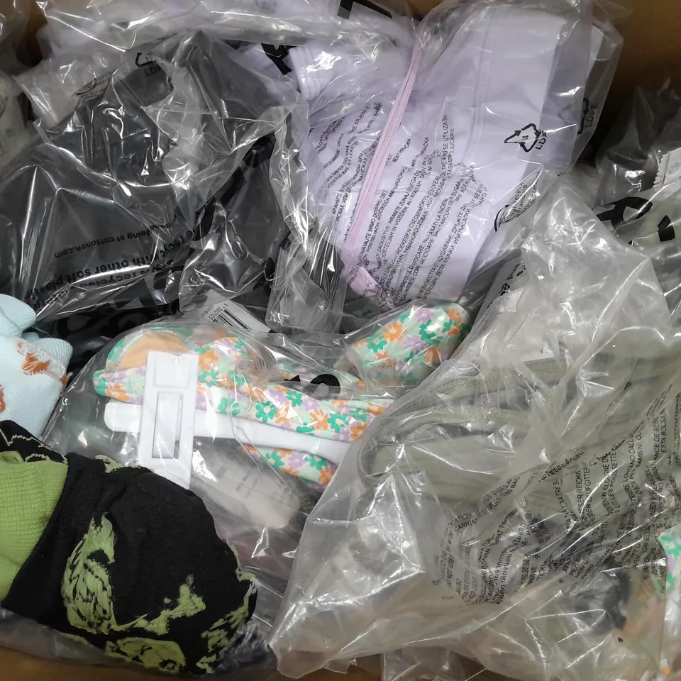 APPROXIMATELY 20 ASSORTED COTTON ON CLOTHING ITEMS TO INCLUDE SWEATPANTS IN GREEN SIZE XL, STRAPPY BACK CROP TOP IN LAVENDER CREAM SIZE XL, HEAVY WEIGHT T-SHIRT IN NAVY SIZE S