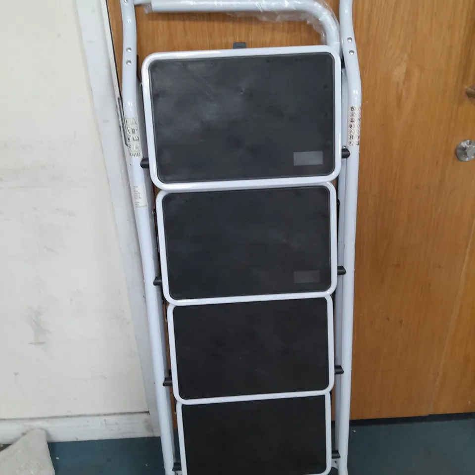 GENIUS 4-STEP SAFETY LADDERS