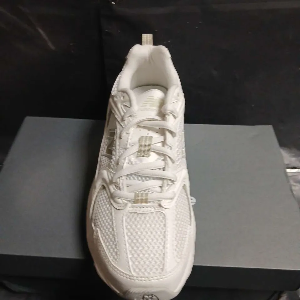BOXED PAIR OF NEW BALANCE SNEAKERS – UK SIZE 3.5