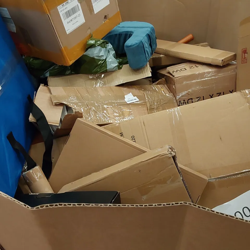 PALLET OF ASSORTED ITEMS INCLUDING: SHELVING, WASHING MACHINE RACK, RESTAR LAND ROVER RC CAR, PULL UP BAR, HAND SAW