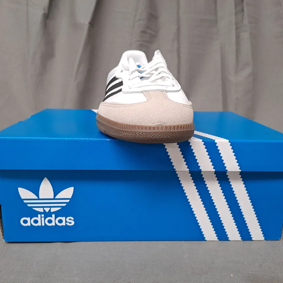 BOXED PAIR OF ADIDAS SAMBA OG J SHOES IN WHITE/BLACK UK SIZE 4