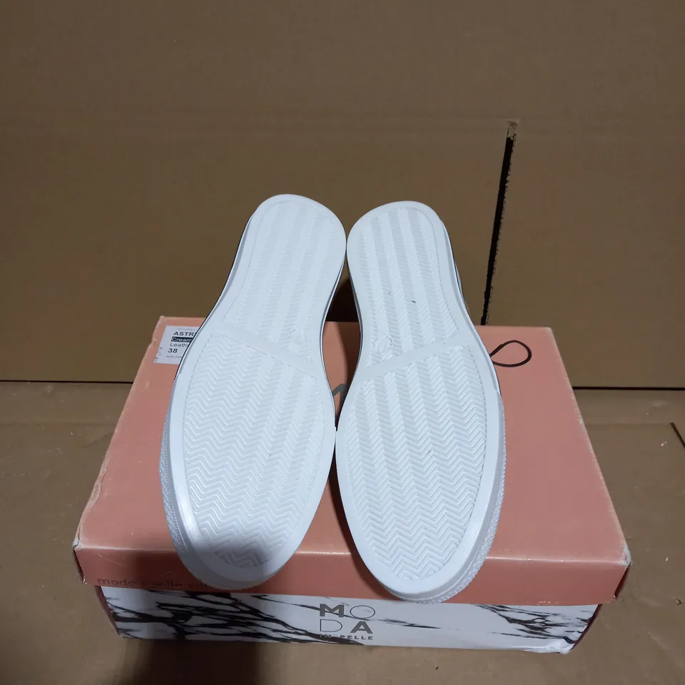 MODA LACE UP CREAM AND SNAKE PRINT SIZE 5 TRAINERS